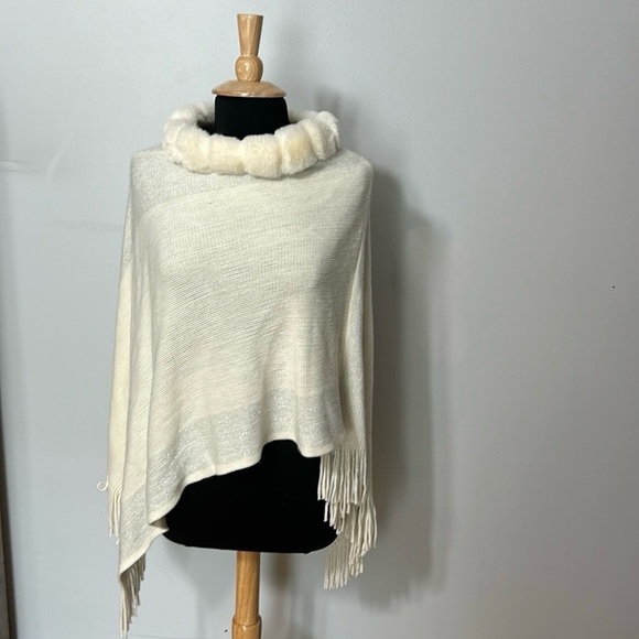 NWT L.I.B New York Off White Faux Fur Collar Poncho OSFM - Picture 1 of 4